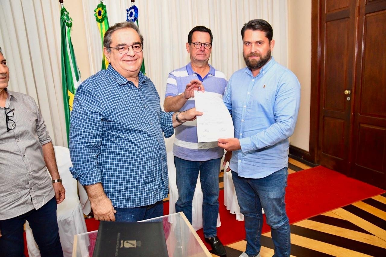 Álvaro Dias assina ordem de serviço para recapeamento asfáltico de três vias na Zona Leste